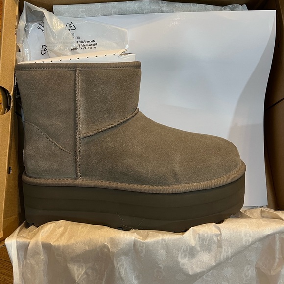 Ugg Mini Platform Boot - Picture 7 of 15